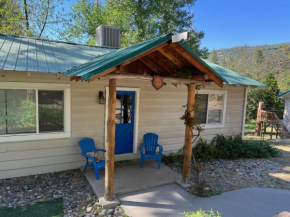 Sky Ranch Cottages - Blue Door